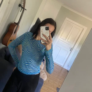 Tröja - Den är en skön lång ärmad tröja som har mörkblåa ränder, jätte skön och fin💙