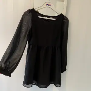 svart klänning storlek S