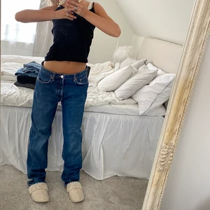 Lågmidjade jeans från zara - Mörkblå jeans från zara, lågmidjade. Lite slitna ner till då jag gått på dom (skriv för bilder)