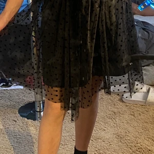 H&M  - En svart kjol men ett prickigt genomskinligt lite längre täcke över, bra skick aldrig använd