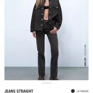 Zara, gråa mid rise jeans storlek 36 - Säljer dom här grå mid rise jeansen ifrån zara storlek 36❤️❤️ dom är jätte fina på men säljer dom för att jag inte använder dom längre, dom e bara pytte lite slitna mera vid fötterna man tänker inte ens på det. Kom privat för mer bilder❤️