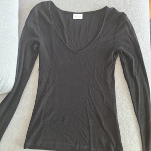 VILA CLOTHES, TOPP, STORLEK SMALL - Storlek small, använd men är i bra skick, haft den ca 5 år, svart färg med glitter, lite genomskinlig