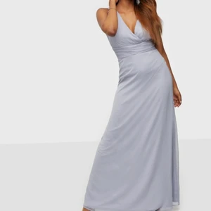 Balklänning - Jättefin blå balklänning från Nelly. Säljer för att jag skulle ha en annan balklänning istället. Den är i nyskick och prislappen är kvar. Nypris är 699💕