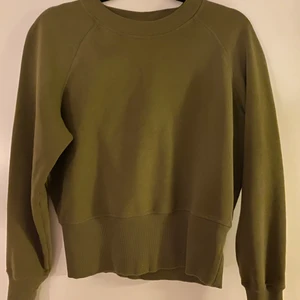 Sweatshirt - En militärgrön sweatshirt från Monki. Passar mig som bär S💓
