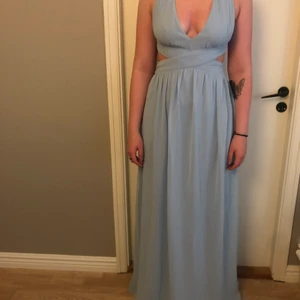 Balklänning - Hej! Jag säljer denna fina balklänningen ( Like a Vision) från Nelly eftersom jag hittade en annan som satt bättre. Den är endast testad och lappen sitter kvar❤️ Skriv om ni vill ha fler bilder där man ser ljuset lite bättre. Köpte för 800kr och säljer för 500kr, eventuellt billigare. Köparen står för frakt❤️