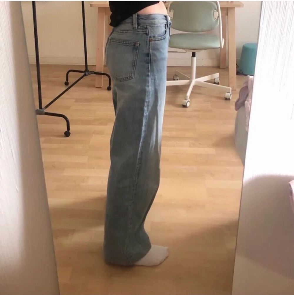 Baggy jeans köpt second hand. Står ingen storlek men passar mig som är XS. Skicka privat för mått!💗 150 kr + frakt 📦 . Jeans & Byxor.