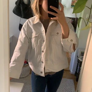 Vit jeansjacka - super bra skick