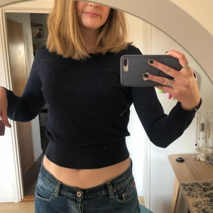Glittrig tröja💫💫 - Säljer en fin glittrig tröja som formar kroppen jätte fint! Jag köpte den på en second hand butik i Danmark och har tyvärr aldrig fått användning av den.😄 Det står ingen storlek men skulle gissa att den motsvarar en s, men passar xs-L eftersom den är i ett stretchigt material!!☺️💗 