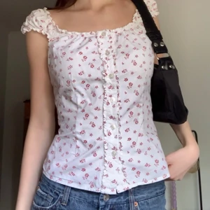 Blommig topp - Söt blommig lite korsettaktig topp med spännbara band baktill! Så fin till sommaren 💕