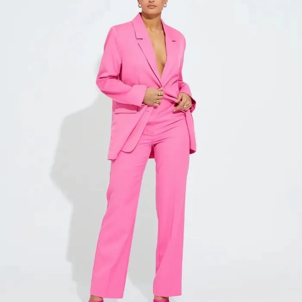 Säljer dessa superfina rosa kostymbyxor med pressveck från Bikbok! Använda cirka 2 gånger så de är i nyskick💕. Jeans & Byxor.