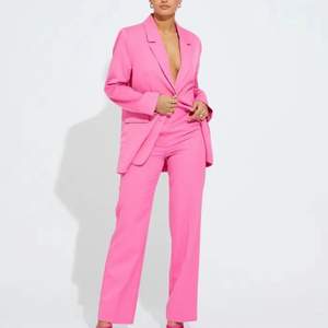 Säljer dessa superfina rosa kostymbyxor med pressveck från Bikbok! Använda cirka 2 gånger så de är i nyskick💕