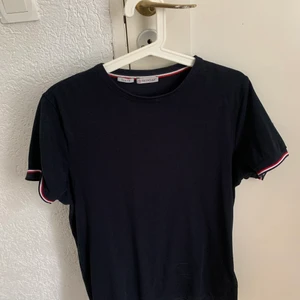 Moncler T-shirt  - 100% äkta Moncler T-shirt. Mörkblå. Nypris 1699kr. 10/10 skick. Rökfri. Fläckfri. Djurfri. Ren och omhändertagen. Använt 2-3 gånger bara. 