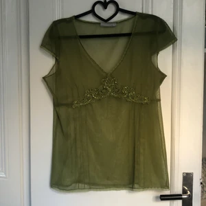 Mesh topp - Så fin topp som passar till både vardag och fest💖 jättefin grön färg! Storlek M