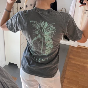 T-shirt  - T-shirt från Vailent med tyck på ryggen. Storlek XS men är i herrmodell så passar som en M