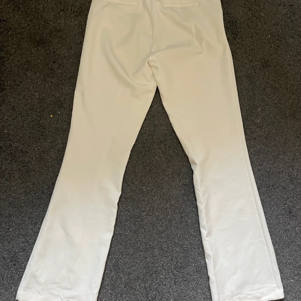 Vita tighta kostymbyxor med en otrolig passform. Jeans & Byxor.