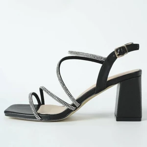 Svarta klackar - Oanvända klackskor, så så fina och lagom tjock klack. säljer då jag valde ett par andra, storlek 39 