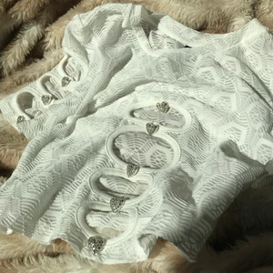 Cool fest topp - Nyskick topp i Stl. S. Den har hjärtan vid hållen och den är typ i nätmarerial så rekommenderar att ha en bh eller en vit linne under. Cool till typ fest o ta bild i. Köpt för 139 o säljer för 90 då den är som ny, skriv om ni undrar något osv.