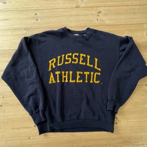 Vintage collegetröja  - Superfin vintage collegetröja som har boxy passform. Lite sprickor i trycket, annars jättebra kvalitet 🫶🏼 Storleken är S men VÄLDIGT oversized så skulle säga M mer. Frakten är 66kr ❤️‍🔥