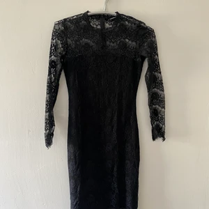 Spets Kläning  - Fin spets Kläning. Sitter jättefint, är som ny. Är storlek 34 men sitter även som en 36.  Köparen står för frakten.  