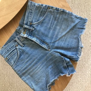 Lee jeansshorts - Vintage jeansshorts från Lee som till min stora sorg blivit för små, som ni kan se på bild 3 😢 SÅ fina och rejält jeansmaterial, storlek enligt lappen är 30 32, jag skulle säga att de passar en XS. Du får ett plagg för 20kr på köpet om du köper denna.