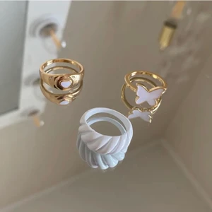 Ringar - Tre superfina ringar, aldrig kommit till användning eftersom de inte passar på mina smala fingrar :/  storleken varierar mellan 1.6-1.8 cm i diameter♥️