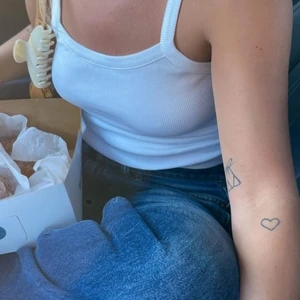 Daily tank top withe - Djerf Avenue linne! Använt fåtal gånger nyskick! Storlek S