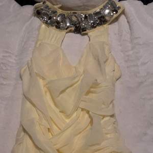 Gul klänning med en krage som har diamanter på sig, knappt använd, kan skicka fler bilder vid intresse 