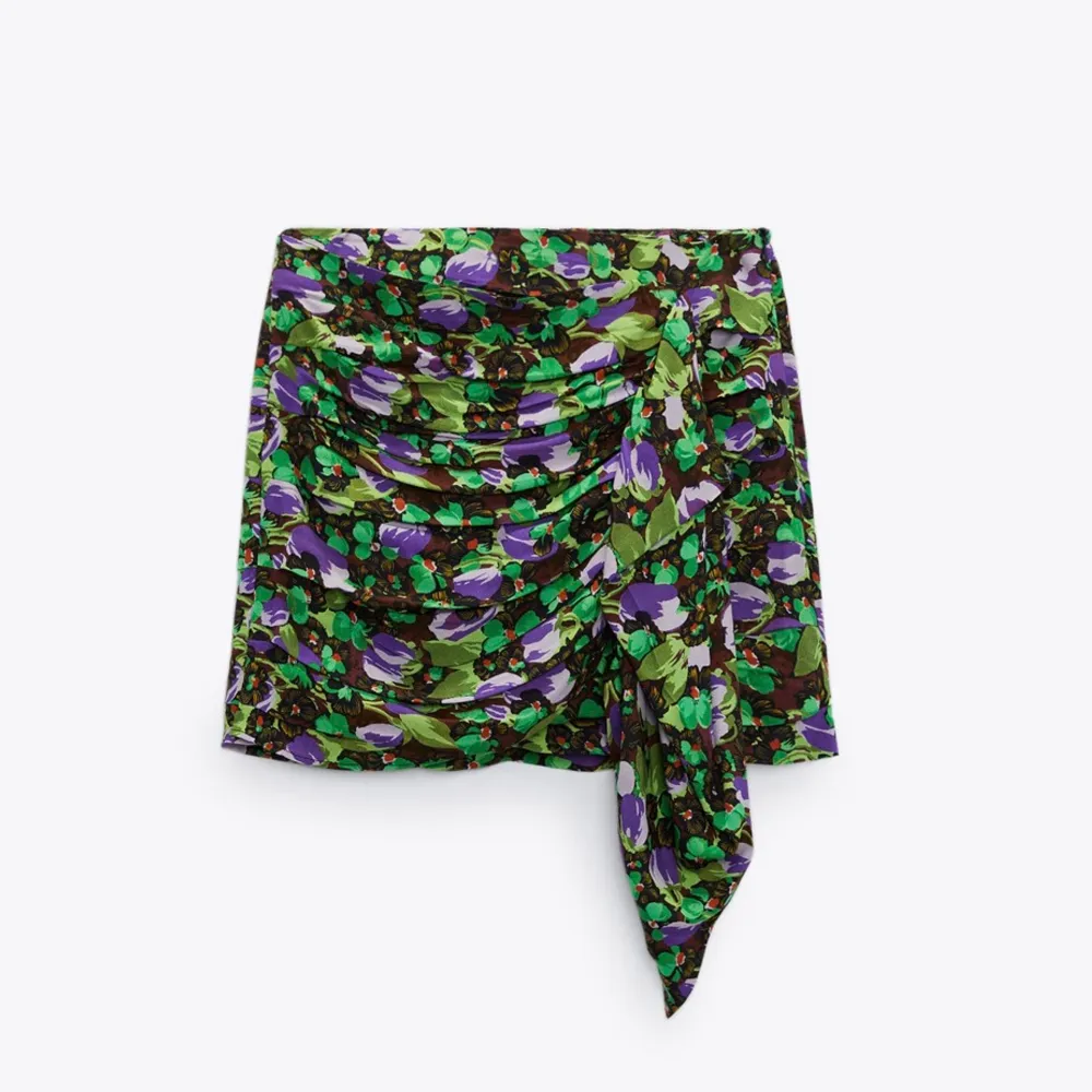 ZARA green floral mini skirt only one 9076 in Small unused with Price tag. Original price 359 sek. Perfect for summer. Kjolar.