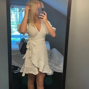 Vit klänning - 💗INTRESSEKOLL💗 klänningen är från vero Moda, storlek 36, HELT OANVÄND, då jag är lite tveksam på om det är min klädstil. 450kr+frakt