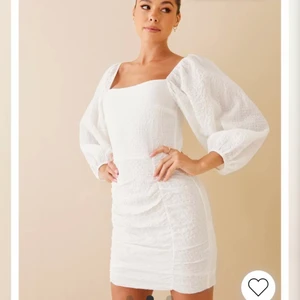 Studentklänning - Jättefint studentklänning men säljer den då jag hittat en ny. Köpt för 499kr + frakt men säljer för 220 + frakt. Storlek 40 men kan lika gärna passa en 38. 🤍