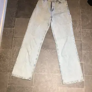 Säljer dessa jeans från Lindex, köpta för 350kr säljer för 120kr💗 hör av er vid andra frågor😊