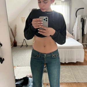 Lowaist levis vintage jeans - Levis jeans! Low waist i namnet ”Eve”❤️ inga fläckar eller slitningar, sitter mycket low waist och är väldigt populära! Använt kanske 8 gånger och köpte dem här av en tjej på Plick!💋 säljer för behlver pengarna💋 skriv om du är intresserad! 