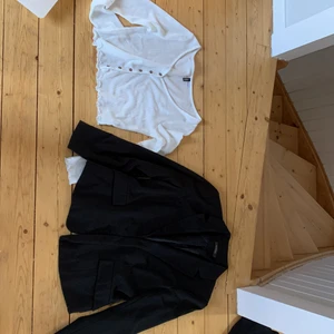 Kavaj o tröja - Vit kort tröja strl L. Svart kavaj strl 42 Alice Bizous.