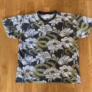 Vailent t shirt  - En snygg vailent t shirt som är storlek M