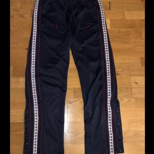 Champion Byxor - Rensa garderoben så säljer mina riktigt feta Champion Byxor. Dom har använts men det är inga fel på dom. Dom är i storlek S. Fick av en släkting så är inte säker på priset men säljer dom för 300kr