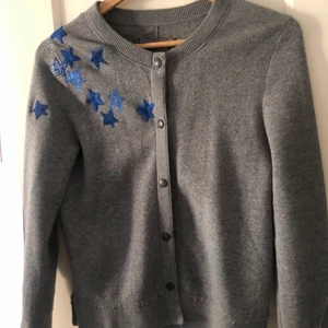 Jättefin kofta/jacka ifrån zadig - Säljer denna jättefina koftan/jackan ifrån zadig och Voltaire. Köpt i butiken i Stockholm för ca 4500kr och väldigt väldigt sparsamt använd sedan dess. Väldigt mjukt och skönt material då det är en cashmere blandning.💫