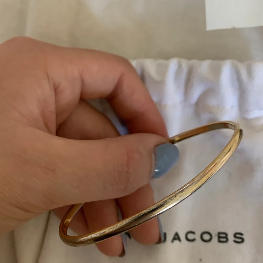 Superfint armband från Marc Jacobs! Väl använd men fortfarande mycket kvar att ge. Lite av guldet har slitits bort på armbandet sätter och därav ett lägre pris, skriv för fler bilder! dustbag medföjer❤️. Accessoarer.