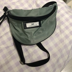 Day magväska - Shysst magväska ifrån day! Smidig och bekväm+ super bra skick