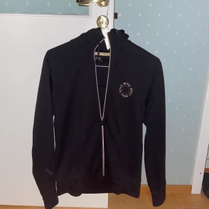 Hugo Boss zip hoodie   - Oanvänd Hugo Boss hoodie som är för stor för mig storlek M