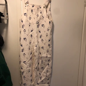 Blommiga hängselbyxor från zara  - Nya, oanvända med lappen kvar. 