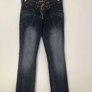 Ascoola lågmidjade jeans med snörning där fram och fickor där fram från beyond retro, de är bootcut, midjemått: 79cm och innerbenslängd:80cm💘 köp gärna via köp direkt