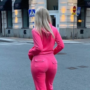 Juicy coutore set - Säljer detta set från juicy helt nytt och oanvänt, Strl Large i byxan och Medium i tröjan pris är diskuterbart, INGA BYTEN