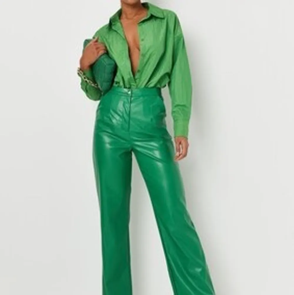 Trendiga byxor i Faux läder och nice grön färg, använda en gång. Se bild två för egen bild.   Storlek är 36, men jag har alltid minst 38 och kan ha de! . Jeans & Byxor.
