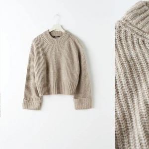 Stickad tröja Gina  - Stickad tröja från Gina, använd ca 10 gånger , väldigt liten i storlek så passar S🫶🏼 köpt för 300kr skriv för fler bilder 🥰