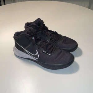 NIKE Kyrie Flytrap 4 - Hallå! Säljer mina Basketskor då de är lite för små. Skicket på skorna är 9/10 då de bara har varit använda vid två tillfällen. Du får även med kartongen som skorna kom i om du skulle vilja det. Originella priset var 949 kr. Priset kan diskuteras vid köp.