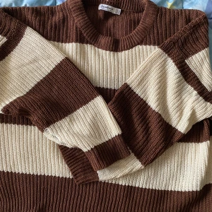  Stradivarius tröja   - Köpt från stradivarius. Fint skick!! 💖 (Priser inkluderar inte frakt!) 