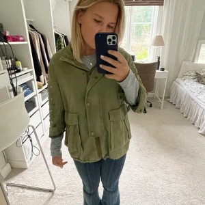 Zara jacka - Säljer denna super coola jacka ifrån zara med kortare armar!🦄🦄