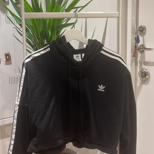 Adidas Hoodie cropped - Hoodie från Adidas, använd 3 ggr Max. Köparen står för frakten.