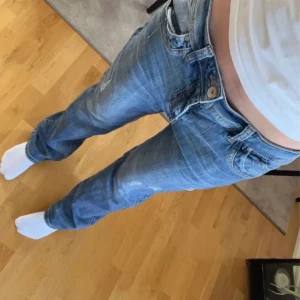 Jeans - Säljer dessa jeans som är köpta härifrån Plick och dem var tyvärr förstora❤️ Så säljer nu vidare 😜💋🤙 men ändå coola som oversized 😻