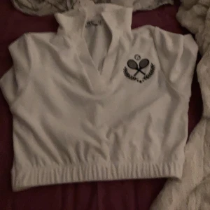 Tröja  - Säljer denna fina tröja köpt för en vecka sedan jätte fint material sitter perfekt på.